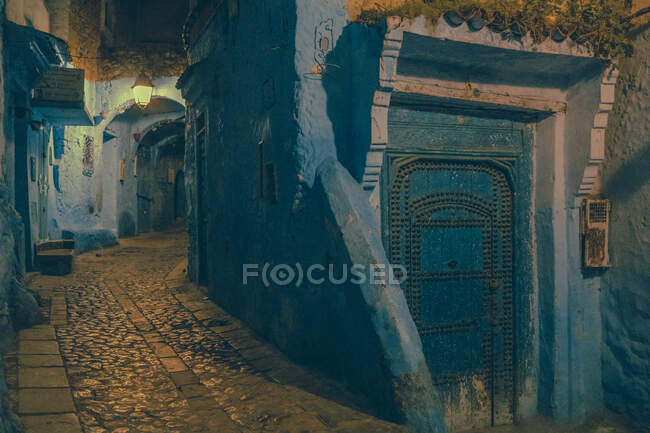 Удивительный вид на бедную улицу между старинными домами в Марракеше, Моро — стоковое фото