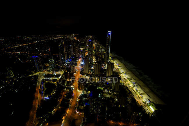 Luftaufnahme von beleuchteten Wolkenkratzern und Stadtgebäuden an der Goldküste, Queensland, Australien — Stockfoto