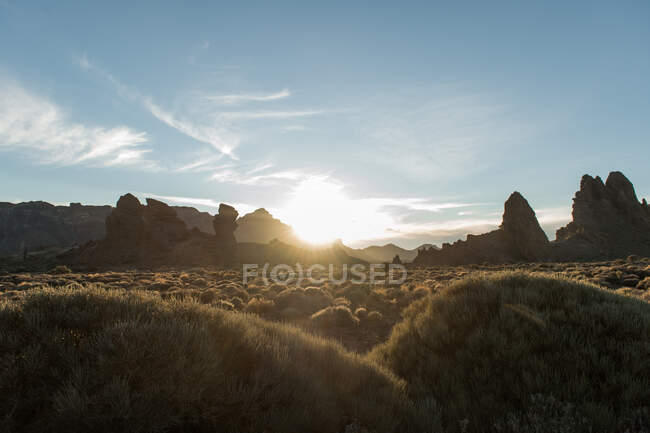 Malerischer Blick auf trockenes Wüstenland und weit entfernte Hügel bei wolkenlosem Tag — Stockfoto