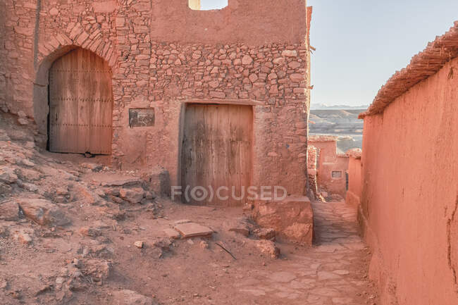 Ciudad vieja con construcciones de piedra en el desierto y hermoso cielo con nubes en Marrakech, Marruecos - foto de stock