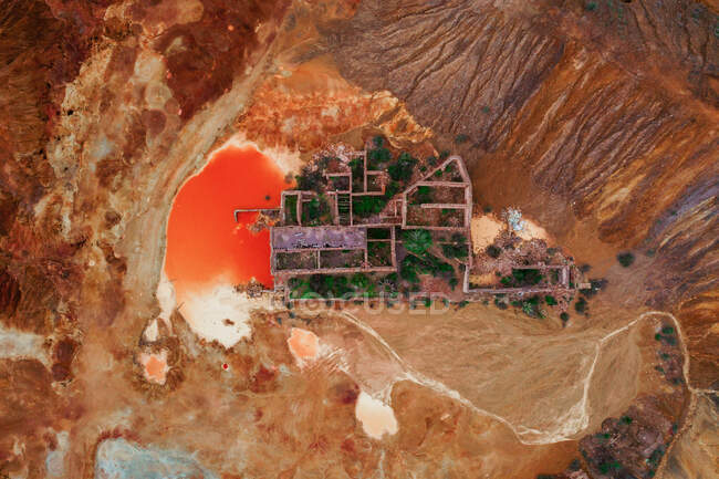 Зверху повітряний вид на історичні руїни в помаранчевому ґрунті — стокове фото