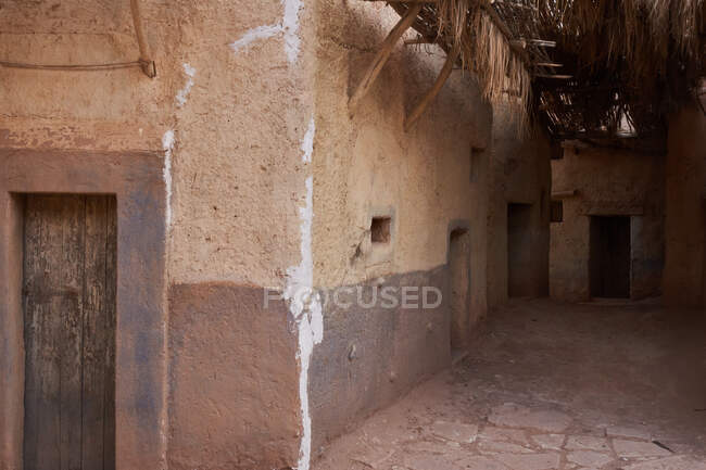 Удивительный вид на бедную улицу между древними домами в Марракеше, Марокко — стоковое фото