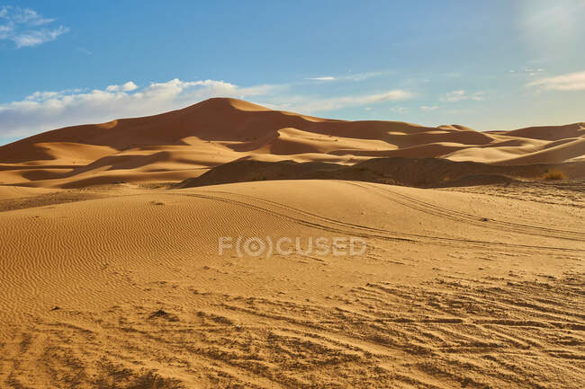 Deserto con colline di sabbia e cielo blu con sole a Marrakech, Marocco — Foto stock