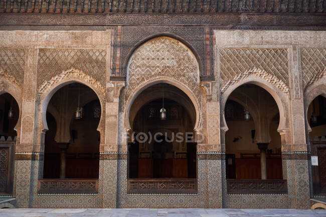 Фасад старого каменного здания со старинными дверями в Марракеше, Марокко — стоковое фото