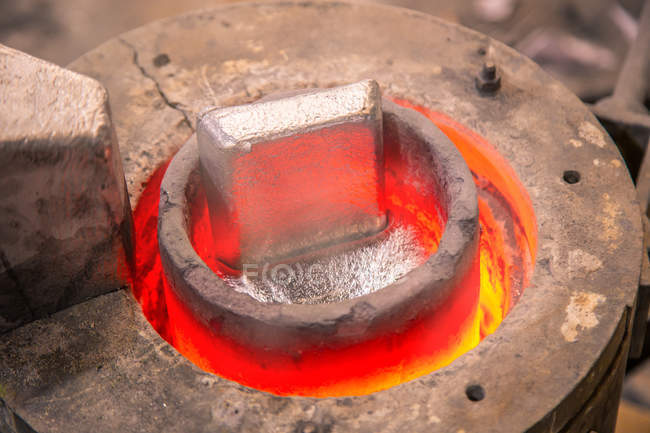Metallo fuso in crogiolo — Foto stock