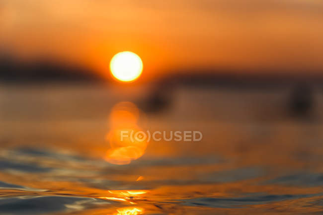 Крупним планом поверхня морської води з бризами на заході сонця — стокове фото