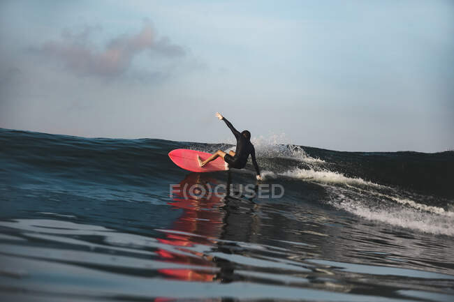 Surfe masculino entre a água ondulante do mar com salpicos em Bali, Indonésia — Fotografia de Stock