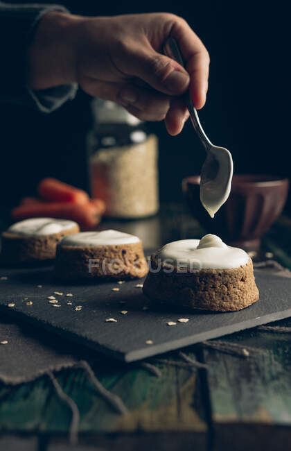 Torta di carote fatta in casa con farina d'avena e yogurt — Foto stock