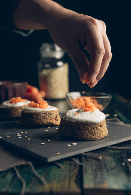 Hausgemachter Karottenkuchen mit Haferflocken und Joghurt — Stockfoto