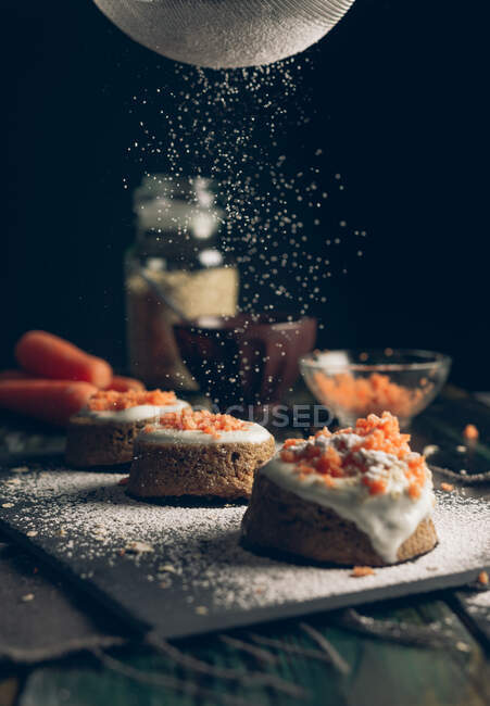 Домашний морковный пирог с овсянкой и йогуртом — стоковое фото