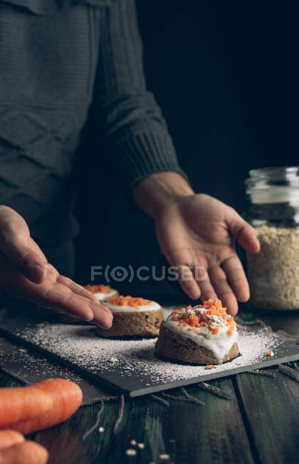 Gâteau à la carotte fait maison avec de la farine d'avoine et du yaourt — Photo de stock