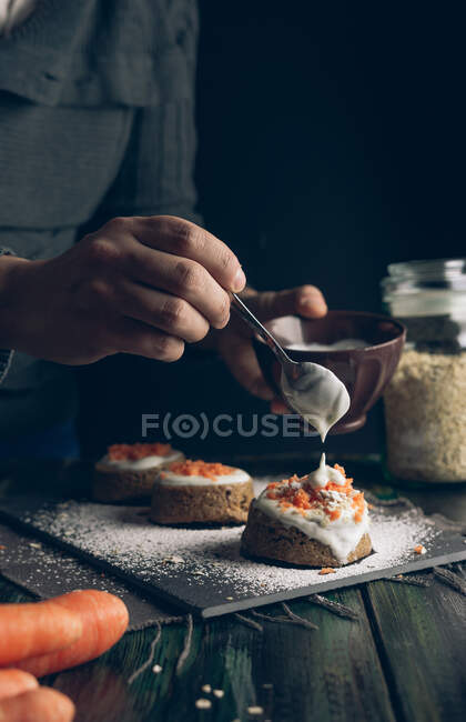 Tarta de zanahoria casera con avena y yogur - foto de stock