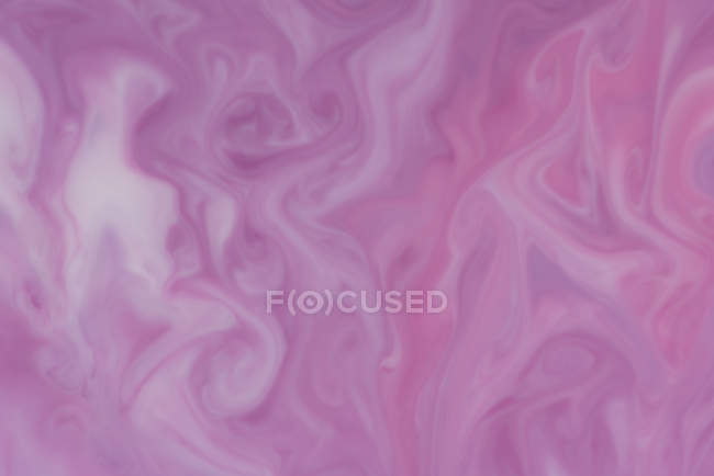 Flujo abstracto de pinturas líquidas púrpuras en mezcla - foto de stock