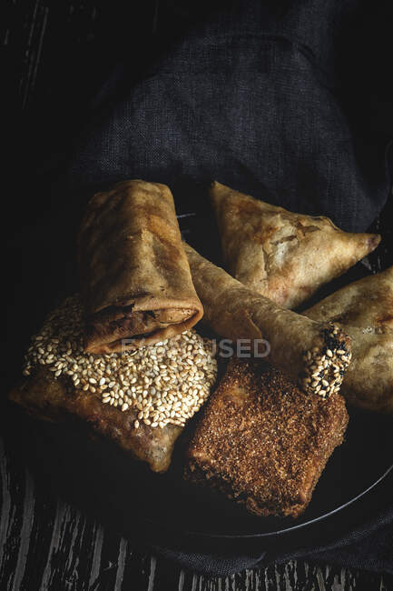 Comida típica marroquí en mesa de madera - foto de stock