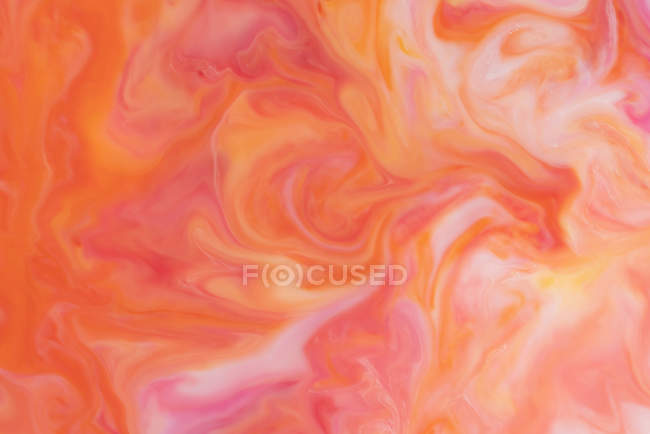 Flujo abstracto de coloridas pinturas líquidas en mezcla - foto de stock