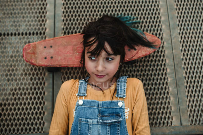 Мрійлива дівчина лежить на дошці пенні на металевій доріжці — стокове фото
