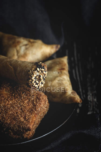 Типичная марокканская еда на деревянном столе — стоковое фото