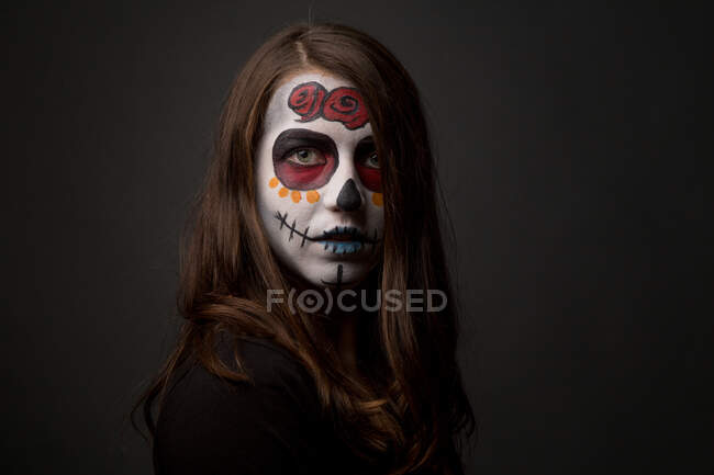 Jovem com pintura facial assustadora — Fotografia de Stock