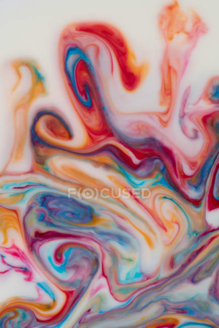 Абстрактный поток красочных жидких красок в смеси — стоковое фото