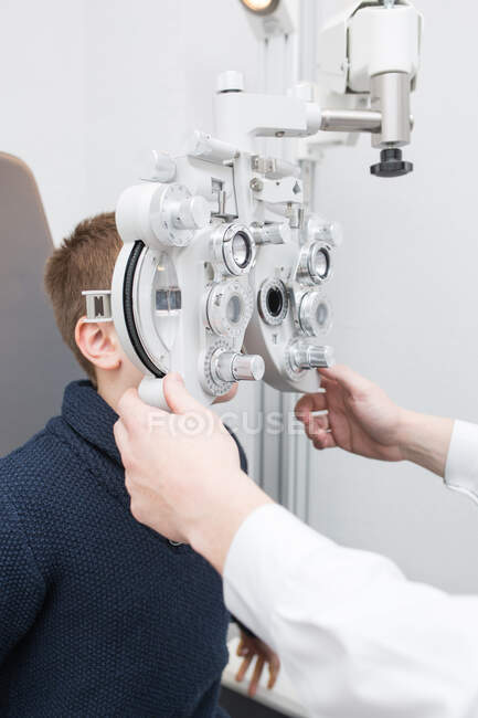 Optiker testet Jungenaugen mit Optometriegeräten — Stockfoto
