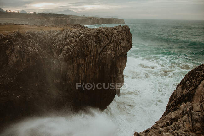 Верх камня у штормового моря в bufones de pria, asturias, spain — стоковое фото