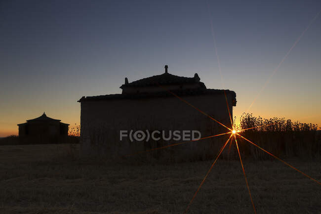 Extérieur de vieille maison en pierre dans un paysage rural sous un ciel majestueux dans les étoiles, Espagne — Photo de stock