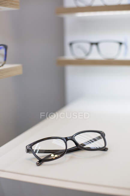 Glasses on a shelf in a store — Stock Photo