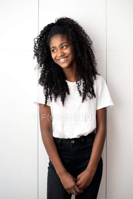 Porträt eines jungen schwarzen Teenagers, der vor weißem Hintergrund in die Kamera blickt — Stockfoto