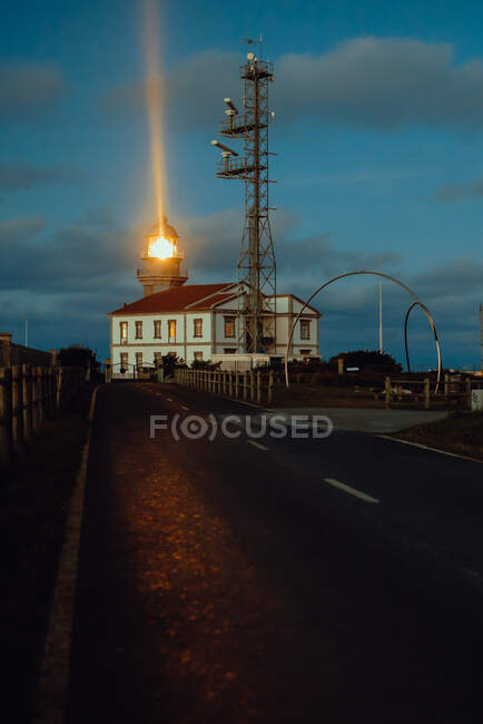 Дорога и маяк вечером — стоковое фото
