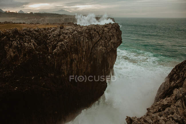 Spitze aus Stein in der Nähe stürmischer See in Bufones de pria, Asturien, Spanien — Stockfoto