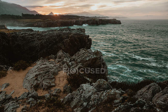 Top of stone near stormy sea in Bufones de Pria, Asturias, Spain — Foto stock