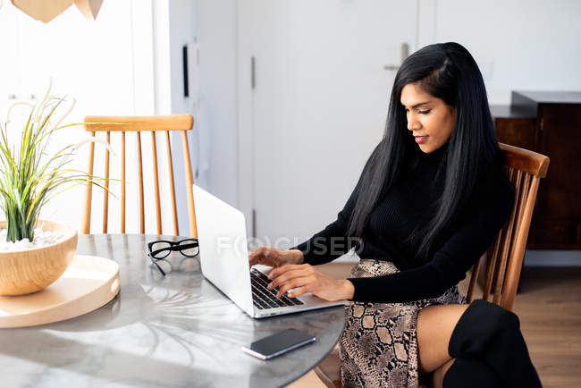 Imprenditrice che lavora da casa sul suo computer — Foto stock