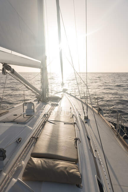 У сонячний день сидять на носі дорогого човна. — стокове фото
