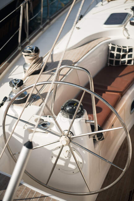 Timone di Shipboard di yacht in acqua — Foto stock