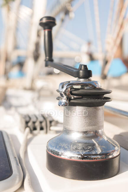 Verricello con manico per sollevamento corda su barca in giornata di sole su sfondo sfocato — Foto stock