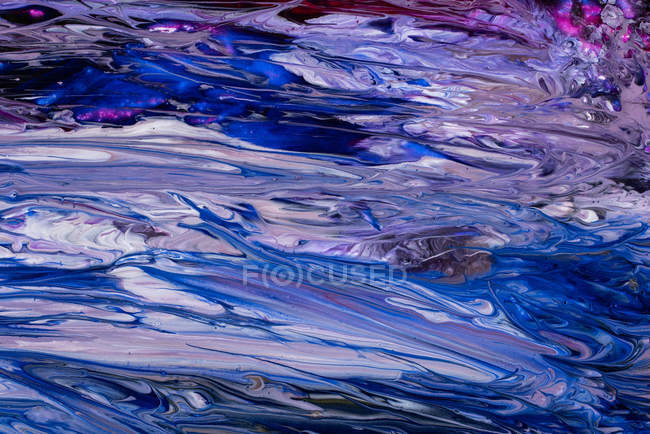 Extraction de peintures liquides dans un mélange à flux lent — Photo de stock