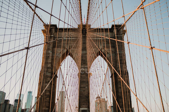 Vista prospectiva de belos portões de ponte com cabos no fundo da cidade de Nova York — Fotografia de Stock