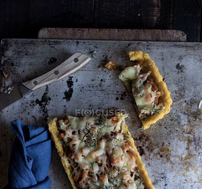 Tarta casera con calabaza y queso Emmental en bandeja de madera - foto de stock
