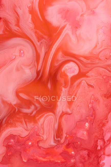 Extraction de peintures liquides dans un mélange lent mélangeant délicatement — Photo de stock