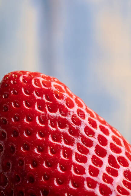 Nahaufnahme von frischen Erdbeeren auf dem Schreibtisch — Stockfoto