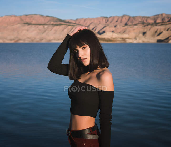 Sensuale femmina in piedi vicino all'acqua — Foto stock
