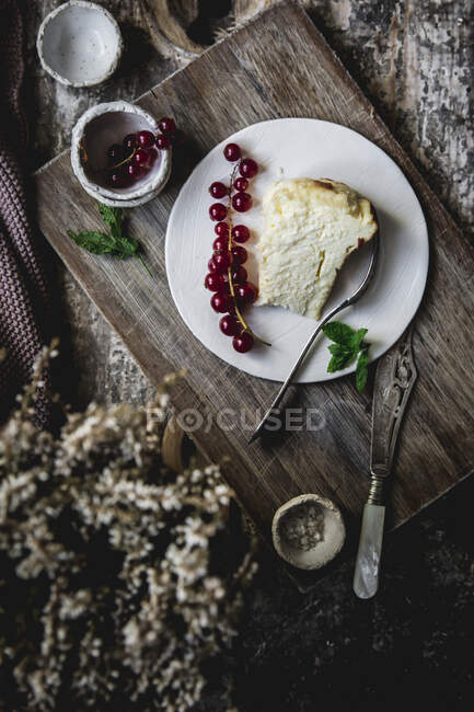 Сирний торт, який подають на тарілках — стокове фото