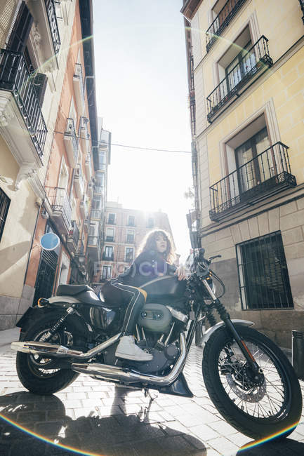 Jovem mulher em moto personalizada — Fotografia de Stock