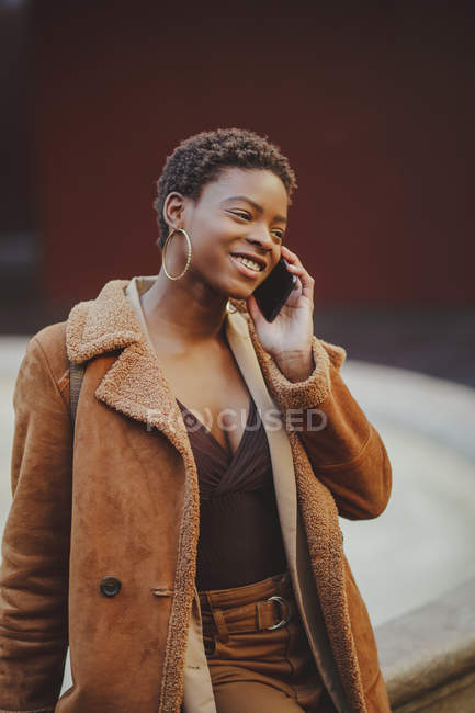 Afrikanisch-amerikanische elegante Frau telefoniert auf der Straße — Stockfoto