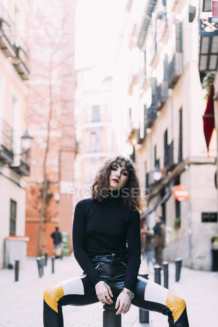 Молода красива жінка на вулицях Мадрида. — стокове фото