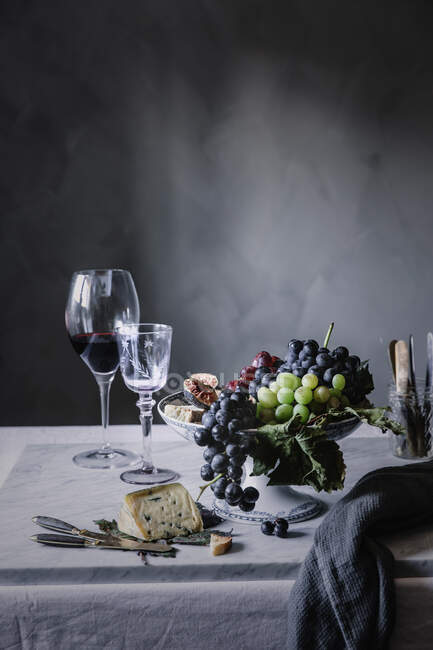 Grapes with wine and blue cheese served on table for dinner — Stock Photo
