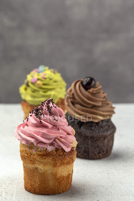 Köstliche hausgemachte Cupcakes auf verschwommenem Hintergrund — Stockfoto