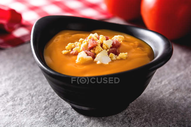 Schüssel Salmorejo-Suppe mit Schinken und hartgekochtem Ei — Stockfoto