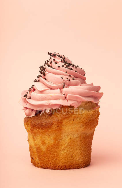 Смачний домашній полуничний кекс на рожевому фоні — стокове фото