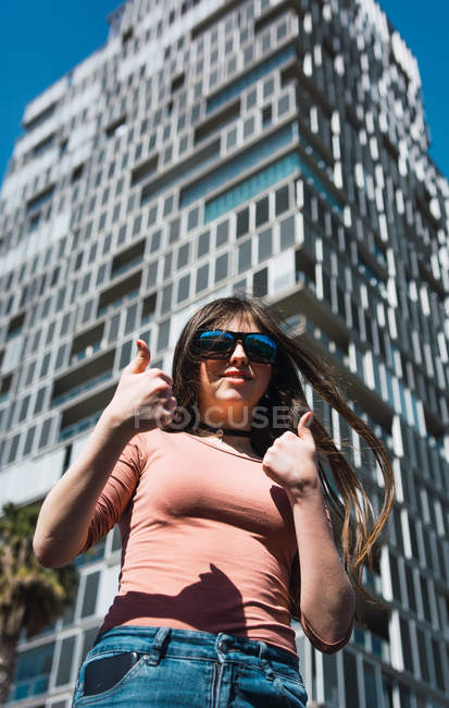 Портрет дівчини-підлітка, що робить смішні жести на вулиці — стокове фото